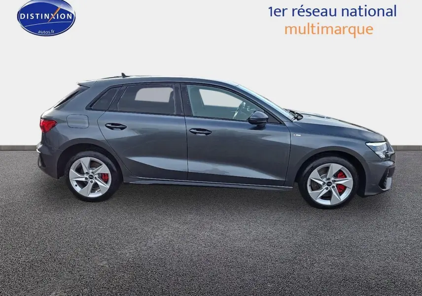 Profil droit d'une Audi A3 Sportback 45 TFSI e 245 S line gris Daytona avec jantes 17 pouces et étriers rouges.