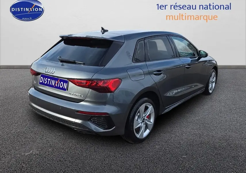 Audi A3 Sportback gris Daytona vue 3/4 arrière droit avec jantes 17 pouces et feux LED distinctifs