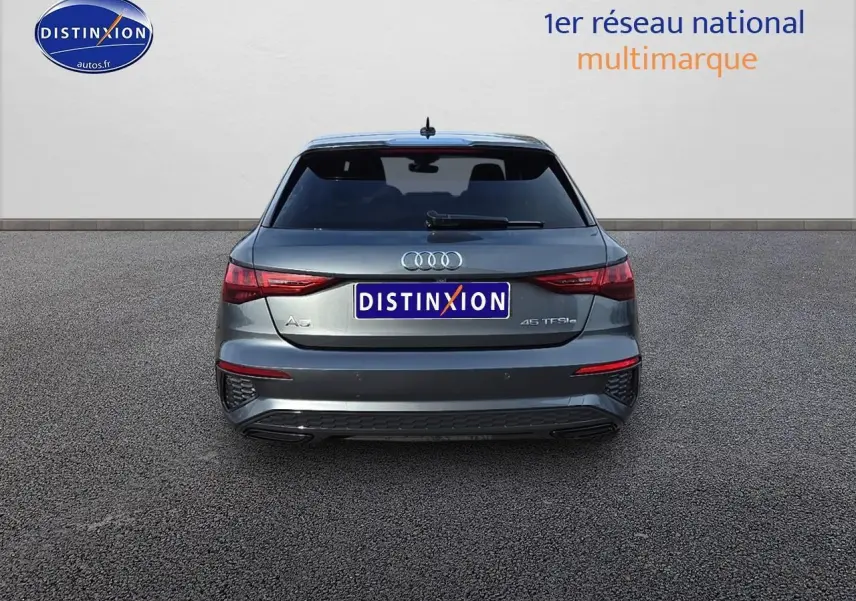 Vue arrière d'une Audi A3 Sportback gris Daytona avec feux LED et logo 45 TFSIe visible.