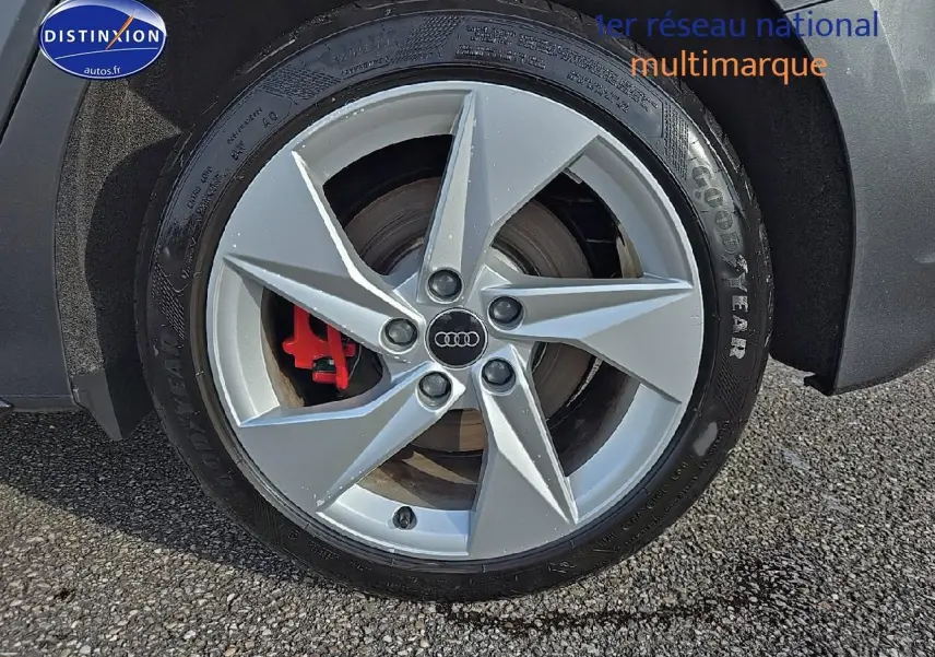 Gros plan sur la jante 17 pouces en alliage 5 branches avec étrier de frein rouge de l'Audi A3 Sportback gris Daytona.