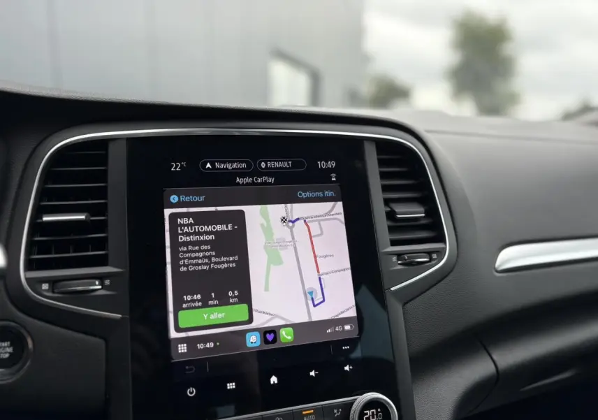 Écran tactile 9,3" du GPS EasyLink de la Renault Mégane Break 2024, tableau de bord noir moderne.