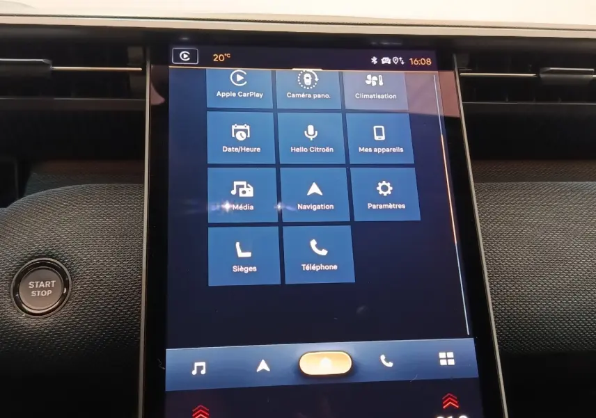 Écran tactile central de la Citroën C5 Hybride 2026 affichant les options Apple CarPlay, navigation et climatisation.