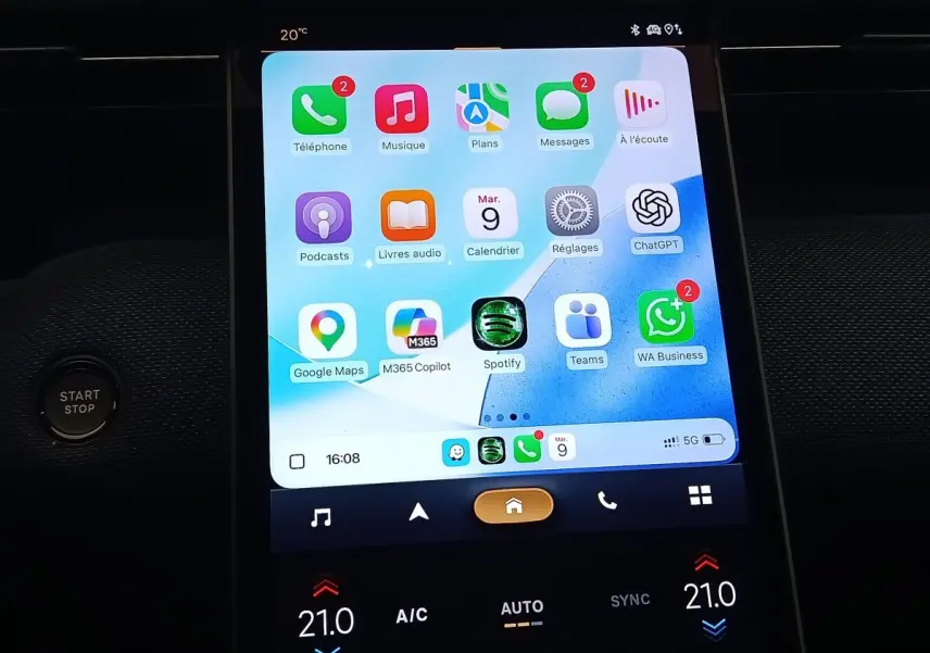 Écran tactile central de la Citroën C5 Hybride 2026 affichant applications smartphone, bouton Start/Stop visible à gauche.