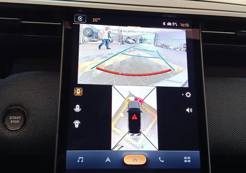 Écran tactile intérieur affichant la caméra 360° et vue arrière du Citroën C5 Hybride vert, tableau de bord noir.