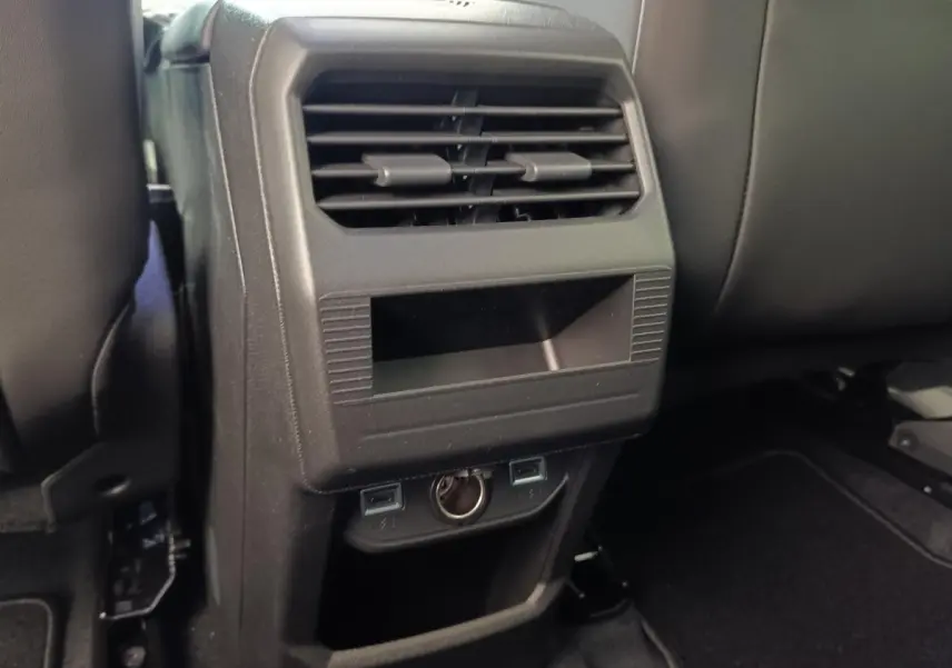 Détail de la console arrière noire avec bouches d'aération et prises USB dans une Citroën C5 Hybride 2026.