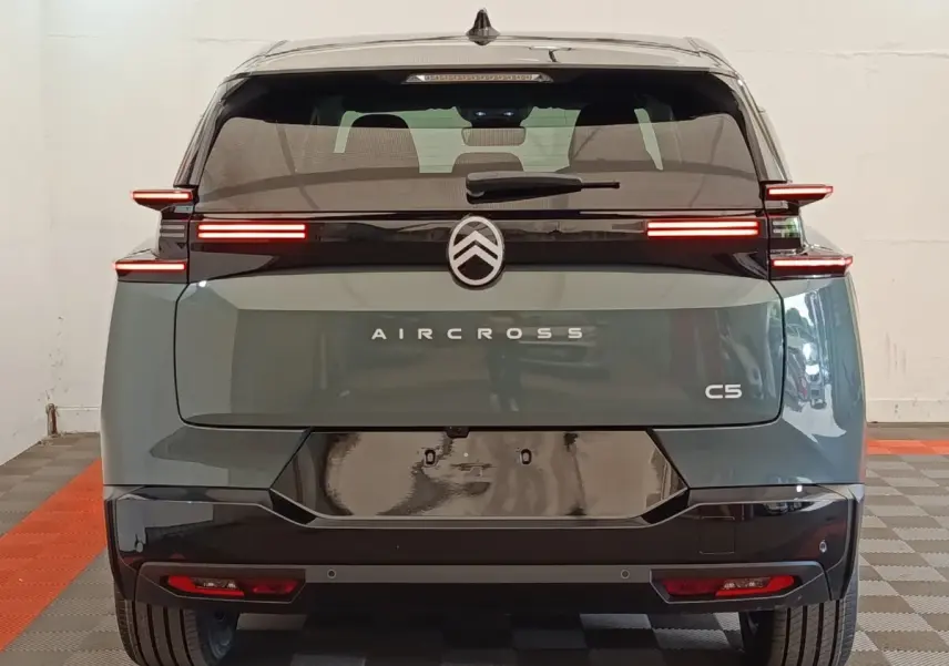 Vue arrière d'un Citroën C5 Aircross vert avec feux arrière LED horizontaux et logo centré sur fond noir.