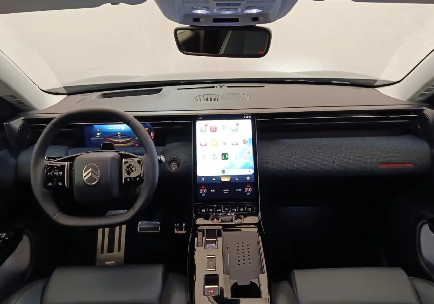 Vue intérieure avant du tableau de bord noir et écran tactile vertical de la Citroën C5 Hybride 2026.