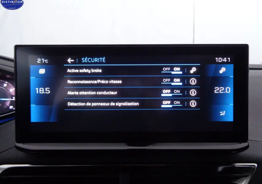 Écran central du tableau de bord du Peugeot 3008 noir métal 2023 affichant les réglages de sécurité activés.