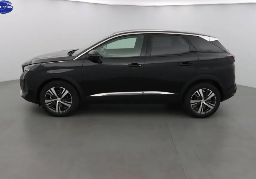 Profil côté gauche du Peugeot 3008 noir métal 2023 avec toit blanc et jantes alliage bicolores.