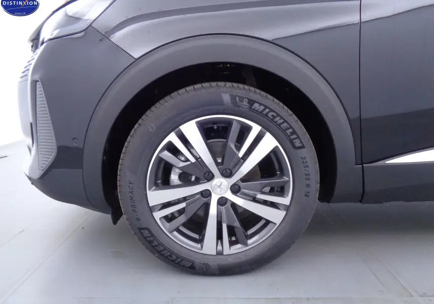 Gros plan sur la roue avant gauche du Peugeot 3008 noir métal 2023 avec jante alliage et pneu Michelin.