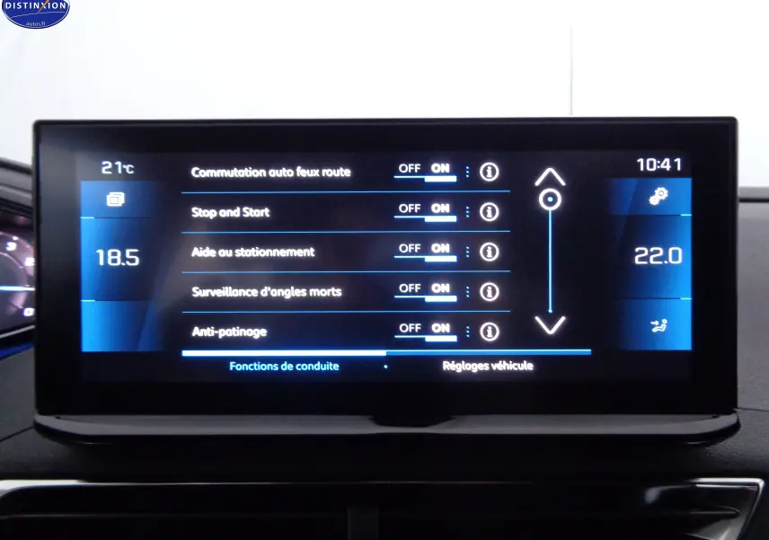 Écran tactile du tableau de bord du Peugeot 3008 noir métal 2023 montrant les réglages d'aides à la conduite et climatisation.