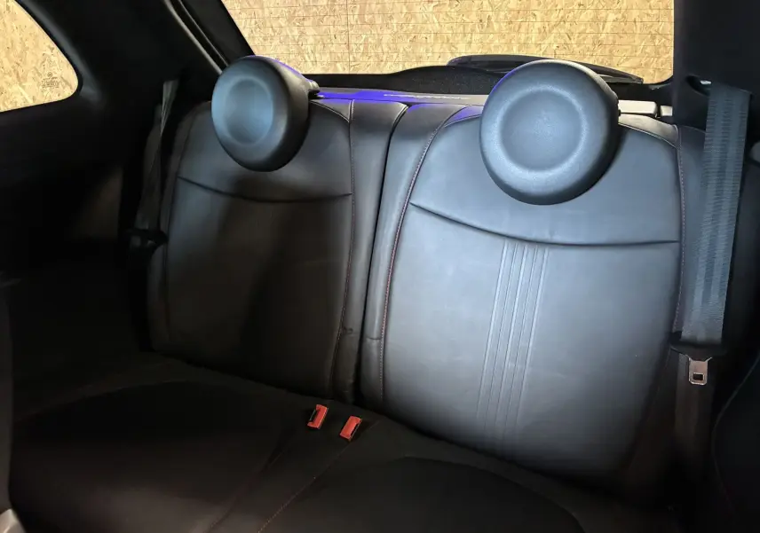 Vue intérieure des sièges arrière en cuir noir de l'Abarth 500 595 Competizione rouge de 2016.