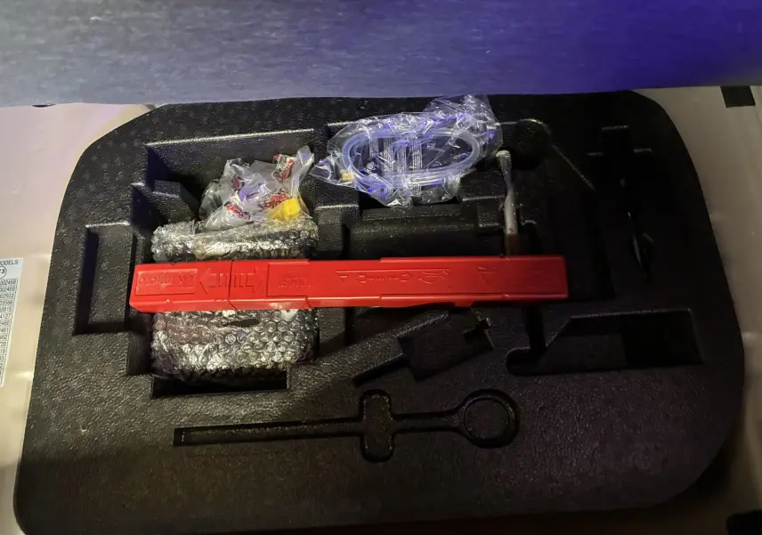 Kit de sécurité et outils rangés dans un compartiment en mousse de l'Abarth 500 rouge 2016, version 595 Competizione