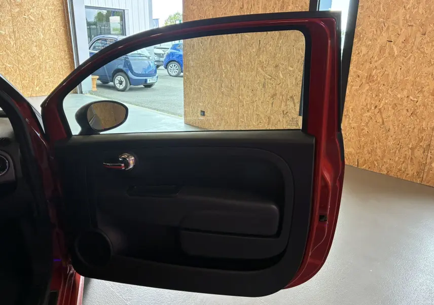Porte avant gauche rouge de l'Abarth 500 595 Competizione 2016, intérieur noir avec poignée chromée visible.