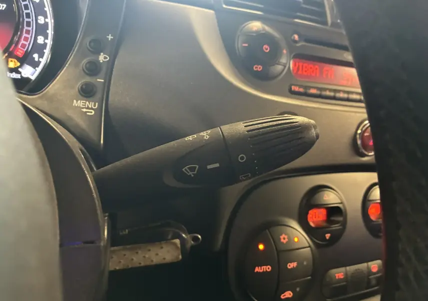 Gros plan sur la commande d'essuie-glace côté gauche du tableau de bord d'une Abarth 500 rouge de 2016.