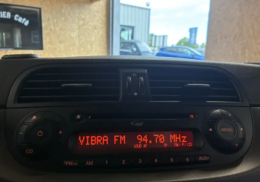 Tableau de bord de l'Abarth 500 rouge 2016, zoom sur la radio affichant la station VIBRA FM à 94,7 MHz
