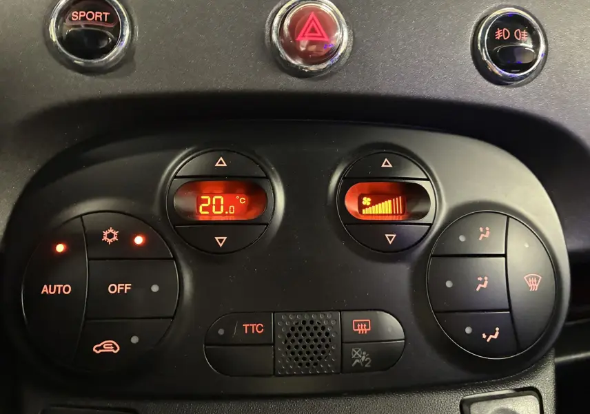 Panneau de commande de climatisation et boutons de fonction du tableau de bord d'une ABARTH 500 rouge 2016.