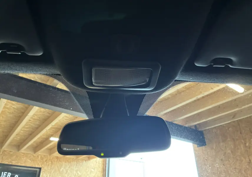 Rétroviseur intérieur avec éclairage de plafond dans l'habitacle de l'Abarth 500 rouge 2016.