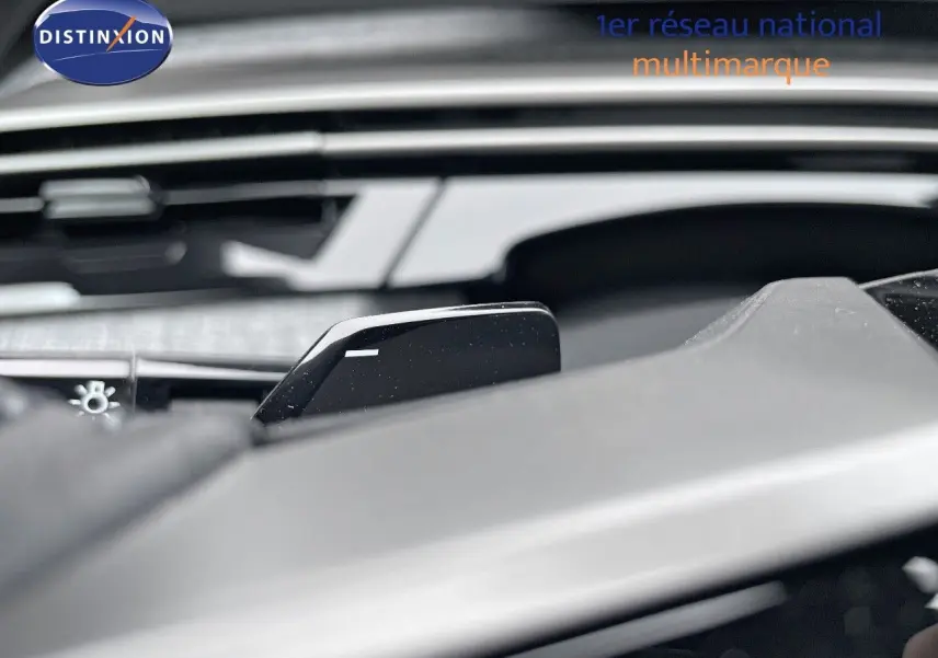 Gros plan sur la palette de changement de vitesse côté droit du Peugeot 5008 gris Artense Hybrid 2025.