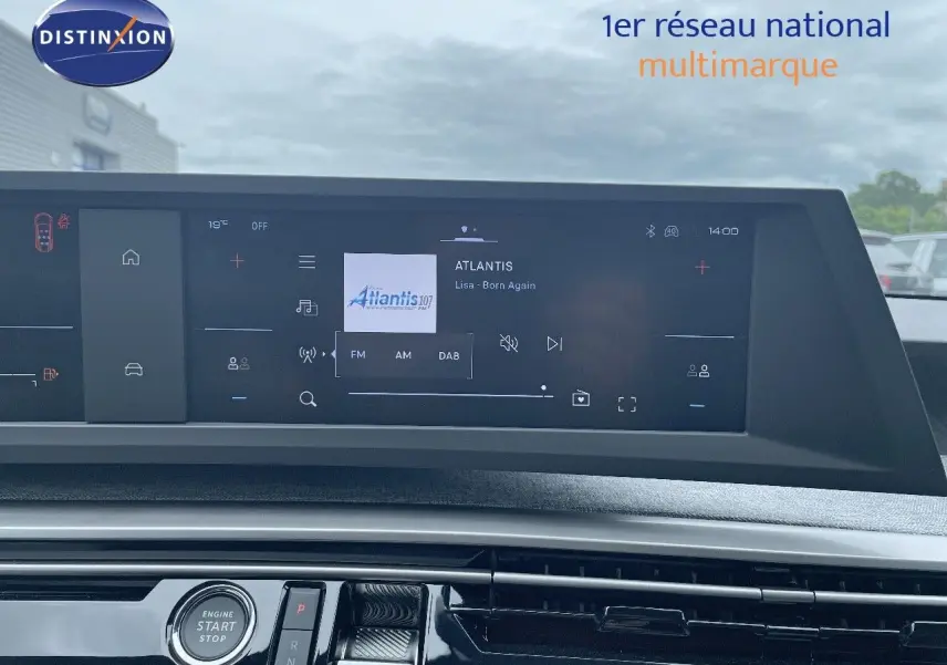 Tableau de bord du Peugeot 5008 Hybrid gris Artense, affichage central tactile avec radio et commandes modernes.