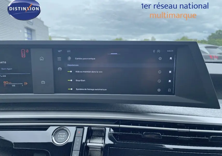 Tableau de bord du Peugeot 5008 Hybrid 136ch Allure 2025 avec écran tactile affichant les assistances à la conduite.