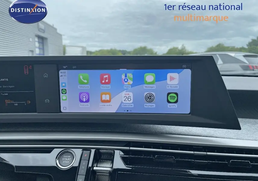 Vue rapprochée de l'écran tactile et console centrale du Peugeot 5008 gris Artense, affichant les applications connectées.