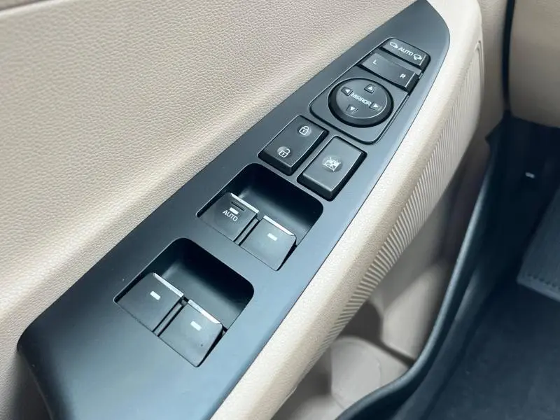 Commandes des vitres électriques et rétroviseurs sur la portière côté gauche beige du Hyundai Tucson 2017 White Sand.