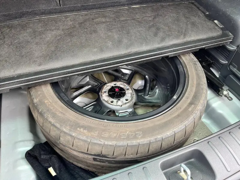 Roue de secours montée sur jante en acier visible dans le coffre du Hyundai Tucson 2017 White Sand.