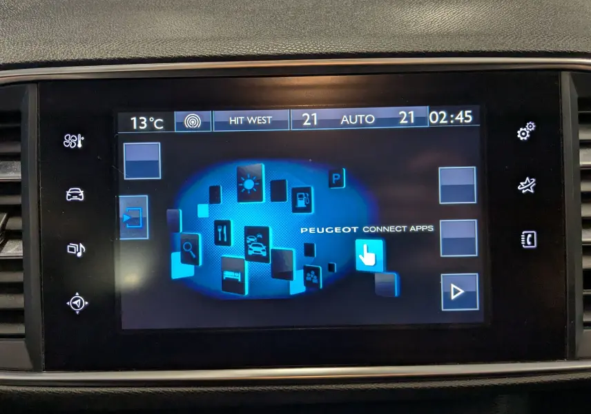 Écran tactile central de la Peugeot 308 noir, affichant l'interface Peugeot Connect Apps avec icônes bleues.