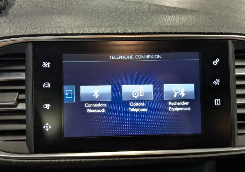 Écran tactile central de la Peugeot 308 noir montrant le menu de connexion Bluetooth et options téléphone.