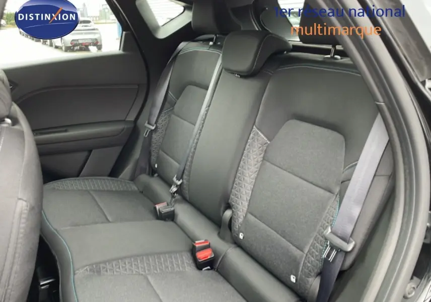 Vue intérieure du siège arrière droit du Renault Captur noir étoile métal 2025, tissu avec détails géométriques.