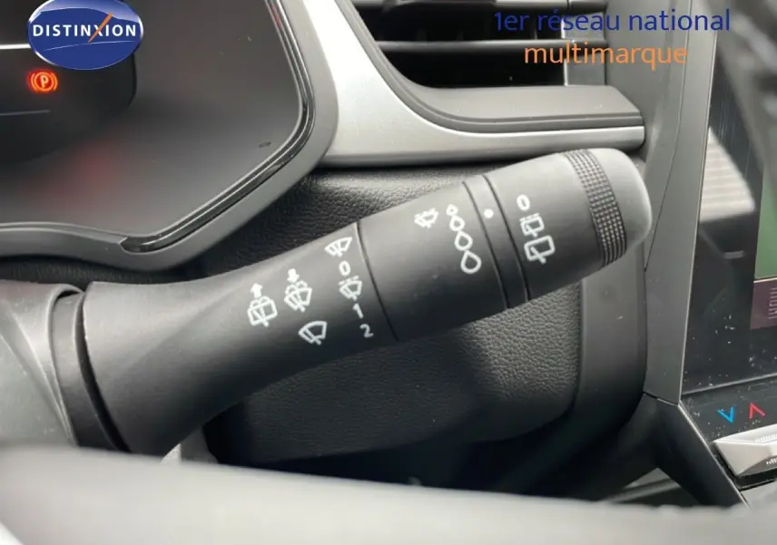 Gros plan sur la commande d'essuie-glace du tableau de bord intérieur d'un Renault Captur noir étoile métal 2025.