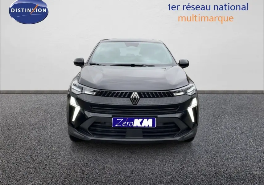 Vue frontale d'un Renault Captur noir étoile métal 2025 avec feux LED allumés sur fond neutre.