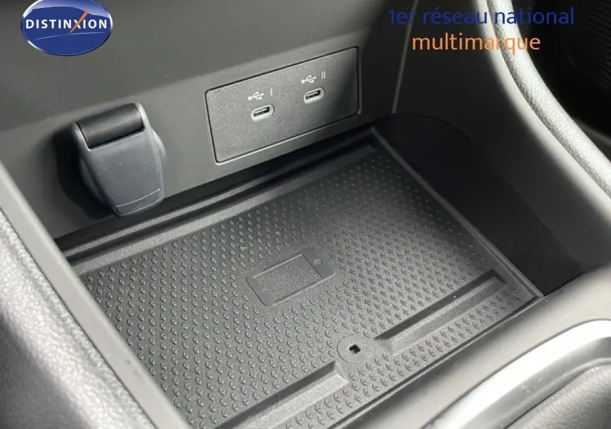 Détail de la console centrale du Renault Captur 2025 noir étoile métal, montrant les ports USB et un espace de rangement.