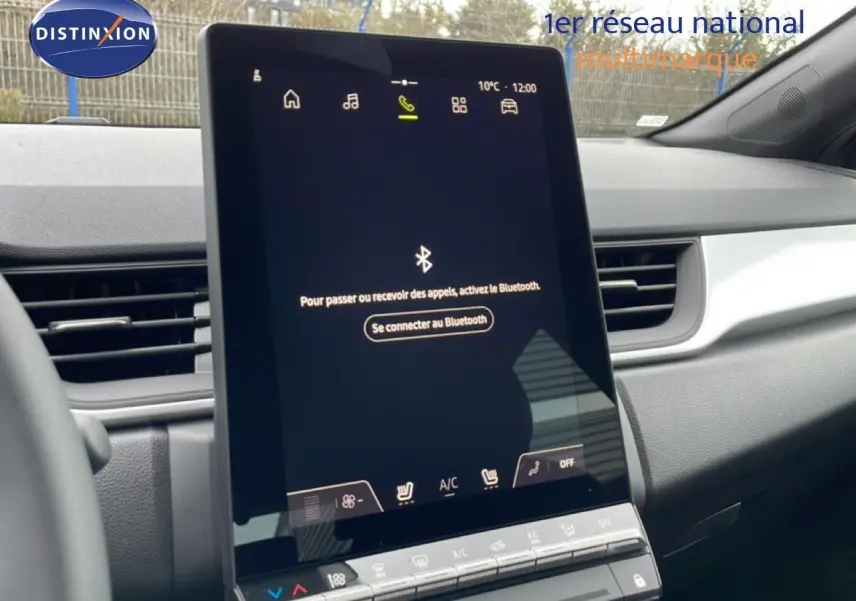 Vue intérieure centrée sur l’écran tactile vertical du tableau de bord du Renault Captur noir étoile métal 2025.
