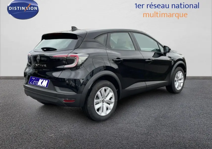 Renault Captur noir étoile métal en 3/4 arrière droit, mettant en valeur ses feux LED et ses jantes argentées.