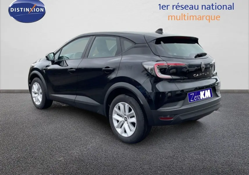 Vue 3/4 arrière droite d'un Renault Captur noir étoile métal 2025 avec feux arrière LED et jantes argentées.