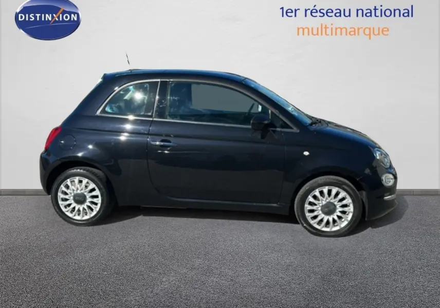 Profil droit d'une Fiat 500 noire 2016 avec jantes alliage 15 pouces sur fond clair et sol gris.
