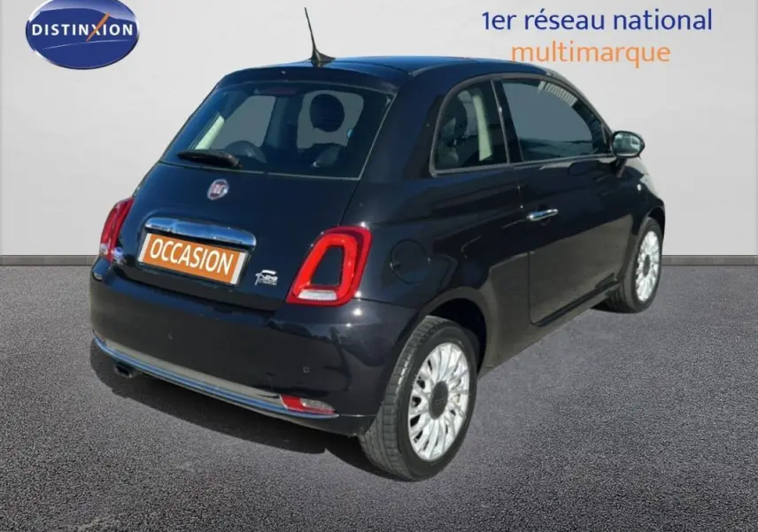 Vue 3/4 arrière droite d'une Fiat 500 noire avec jantes alliage et toit ouvrant électrique visible.