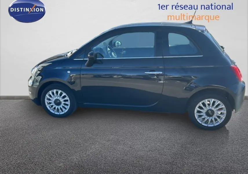 Profil côté gauche d'une FIAT 500 noire de 2016 avec jantes alliage et toit ouvrant visible.