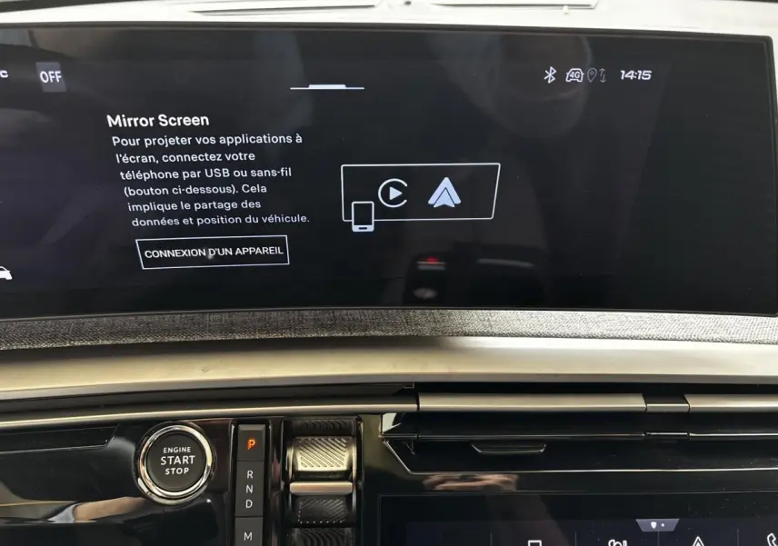 Vue rapprochée du tableau de bord du Peugeot 5008 gris clair, avec écran tactile central et bouton start/stop.