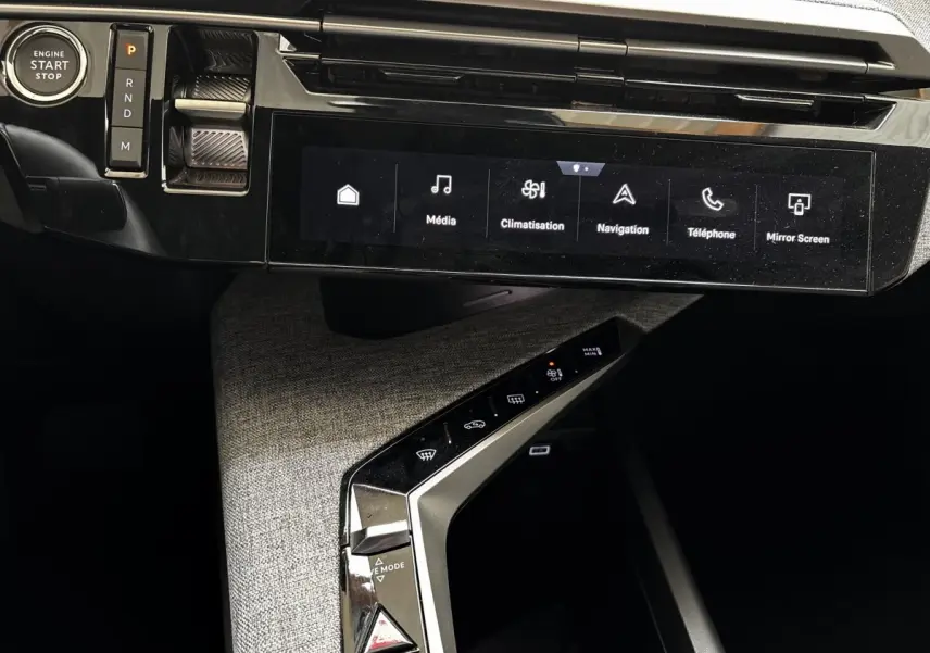 Vue rapprochée de la console centrale et écran tactile du Peugeot 5008 gris clair, avec bouton start et commandes climatisation.