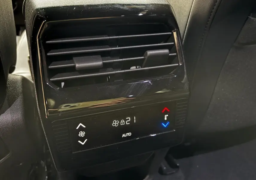 Vue rapprochée du panneau de climatisation arrière noir du Peugeot 5008 gris clair, avec affichage digital et commandes tactiles.