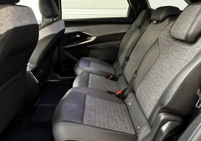 Vue côté droit sur la banquette arrière grise et noire du Peugeot 5008 1.2 Hybrid 136 GT avec habillage tissu et cuir.