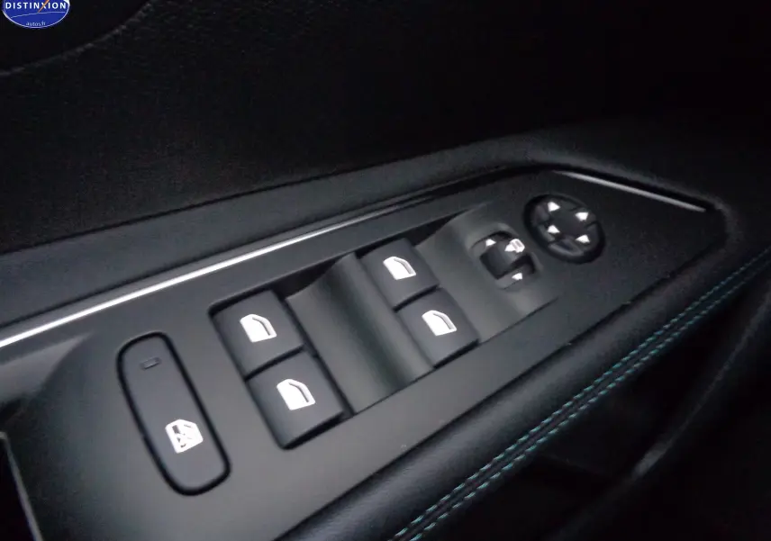 Boutons de commande des vitres et des rétroviseurs côté conducteur sur la porte intérieure noire du Peugeot 3008 2023.