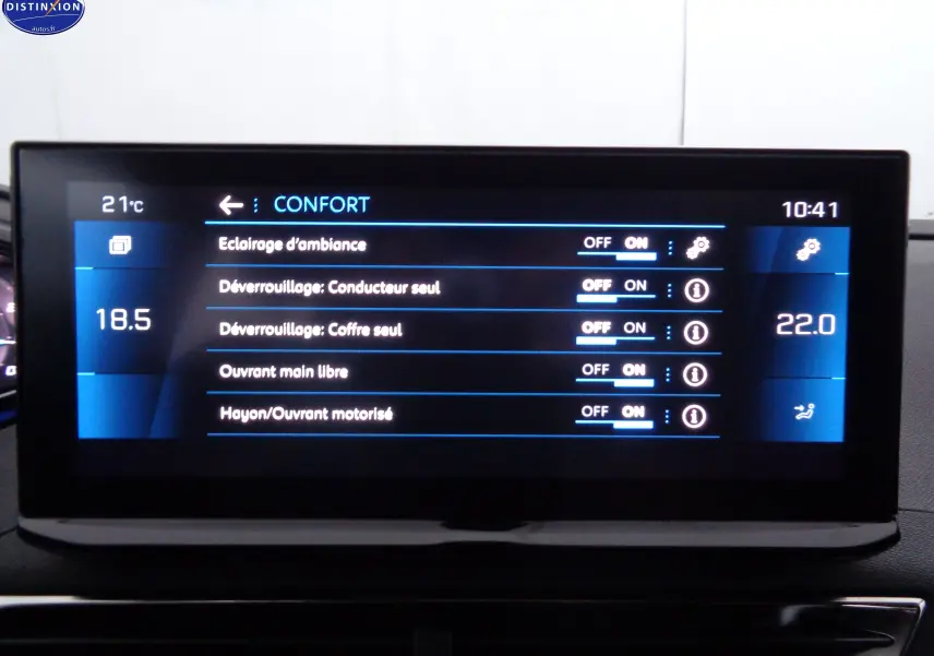 Écran tactile central du Peugeot 3008 noir métal 2023 affichant les réglages de confort et climatisation.