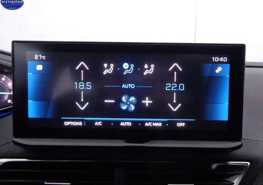 Écran tactile du système de climatisation automatique du Peugeot 3008 noir métal, affichant les réglages de température et ventilation.