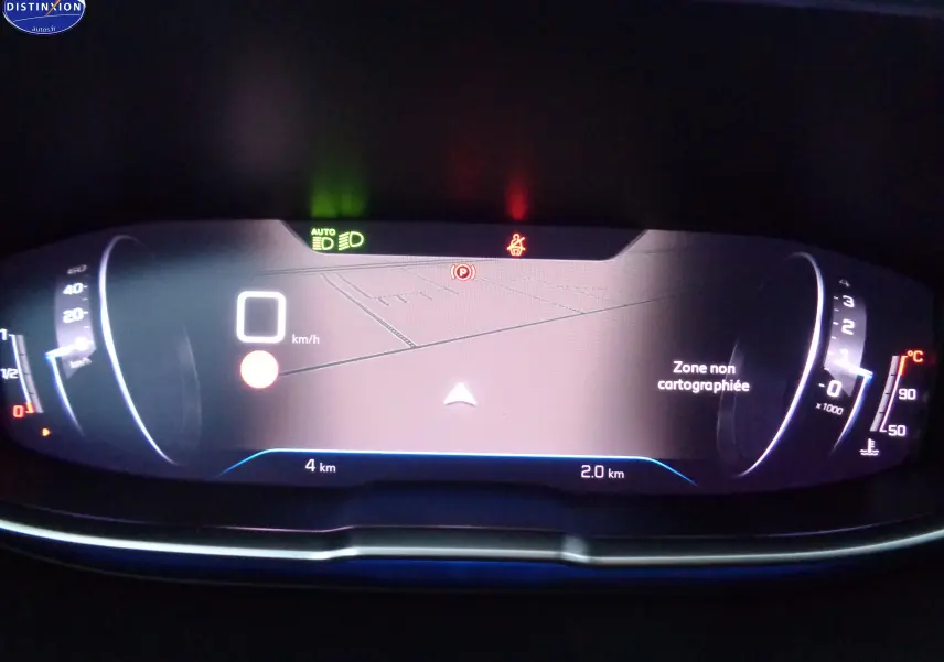Tableau de bord numérique du Peugeot 3008 2023 affichant la vitesse à 0 km/h et une zone non cartographiée.
