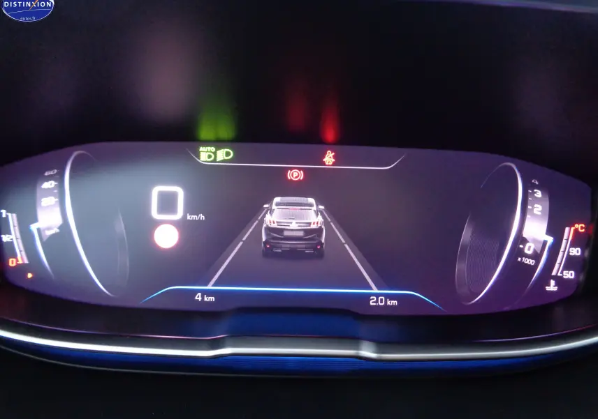 Tableau de bord numérique du Peugeot 3008 2023 affichant la vitesse à 0 km/h et une voiture en vue arrière centrale.