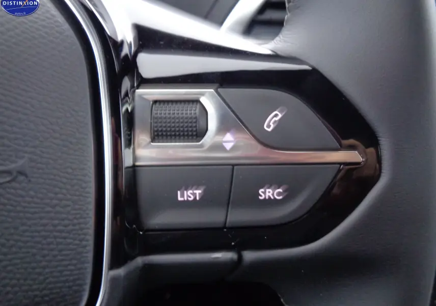 Gros plan sur les commandes gauche du volant noir du Peugeot 3008 2023, boutons appel et réglages audio.